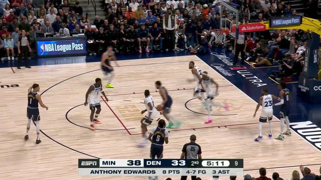 抓住失误推反击 爱德华兹用一记重扣完成取分