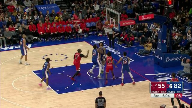 底线突破直杀禁区 菲利普斯突破打板上篮一气呵成