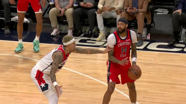 老队友对决！库兹马突破莺歌抛投得手 英格拉姆随即转身回敬打板上篮