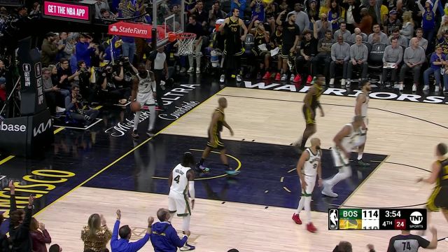 水花兄弟默契配合 库里吸引火力助攻克莱三分穿网