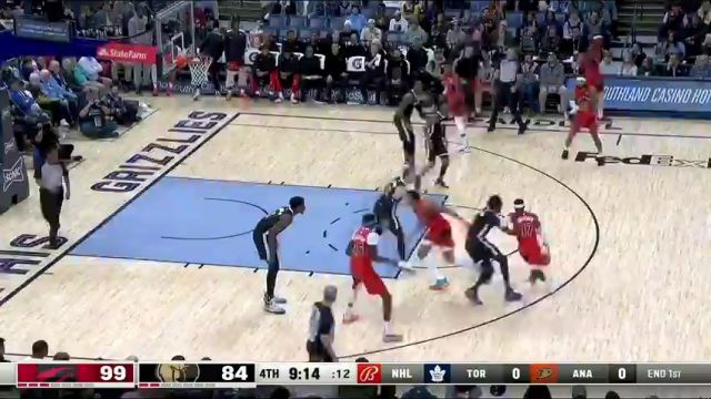 施罗德埋头猛冲背后长眼 隐蔽妙传骗过防守助飞巴雷特