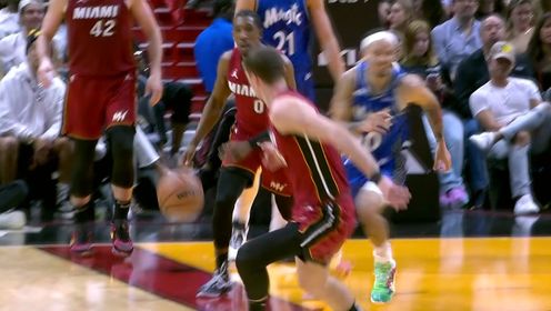《NBA全场集锦》脚底加弹簧！热火快下反击连续传导 小海梅大步流星单手劈扣终结
