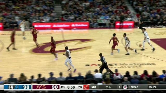 强大的核心力量 华盛顿冲击内线靠着对手抛投打成2+1