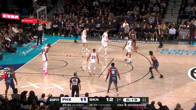 卡梅伦-约翰逊底角三分应声入网 布克追身三分以牙还牙