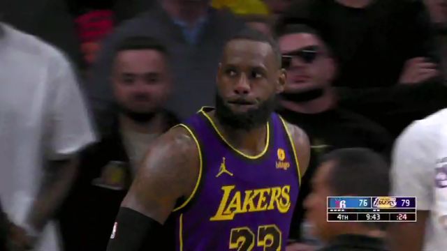 隔着屏幕都感觉到疼 詹姆斯积极防守对抗之中遭哈里斯打到面部