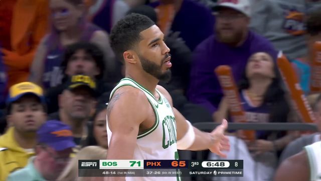 球场大显身手！塔图姆迎着比尔金鸡独立强硬出手造杀伤