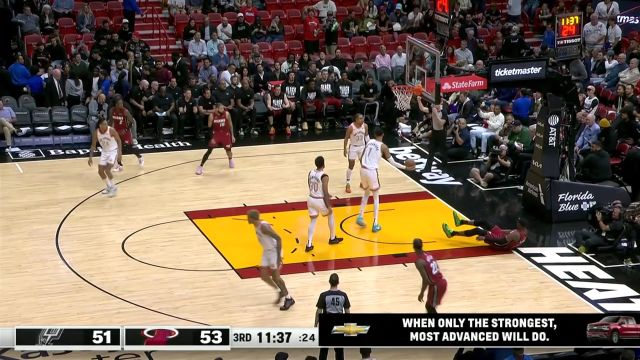 欢迎来到NBA！阿德巴约强突篮下面对文班亚马巧妙打进2+1