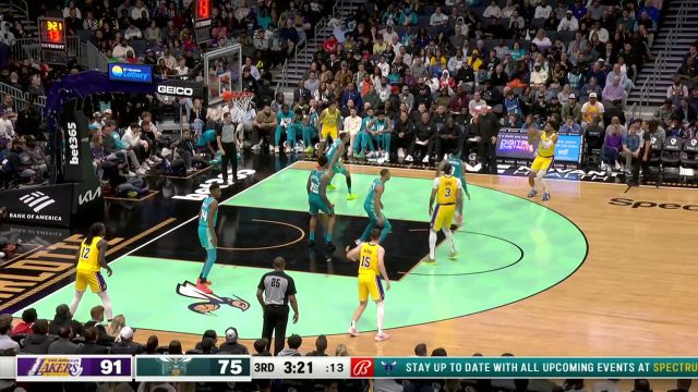 三双到手！湖人双塔阵容出奇效 浓眉助力伍德高效终结