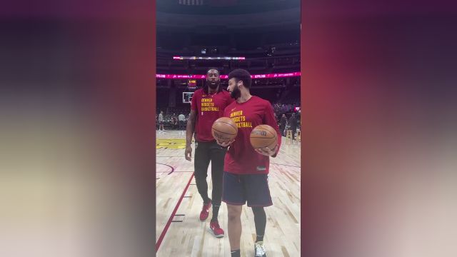 抓住一个捣蛋鬼！掘金赛前热身小乔丹偷袭穆雷屁股