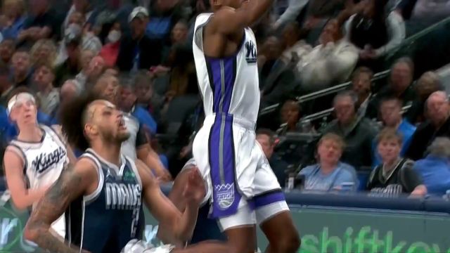 单骑走千里！福克斯快攻直杀篮下上演换手暴扣