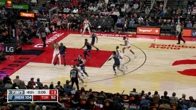 默契连线！巴恩斯妙传篮下的赛迪斯-杨轻松暴扣吃饼拿下2分