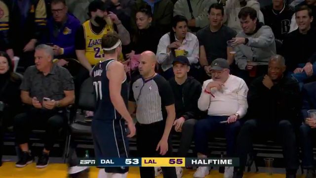 看台上观众说了些什么？东契奇被激怒看起来十分生气