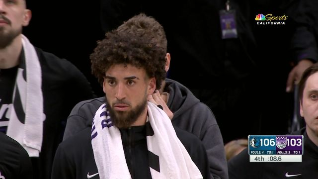 实在是不应该！ 巴恩斯关键时刻传球失误葬送比赛