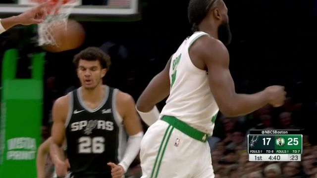 自古华山一条道！布朗无惧包夹强杀篮下 滞空出手高难打进