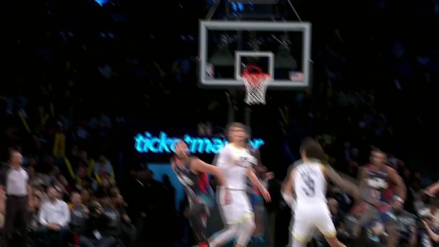 反击速度快如闪电！ 西蒙斯抢断快攻暴扣得手