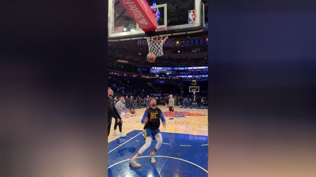 身体状态还不错 汤普森双手暴扣轻松随意