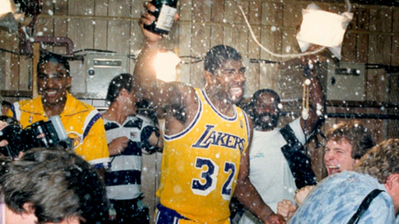 为了奖励魔术师约翰逊带队夺冠,湖人老板举办的派对有