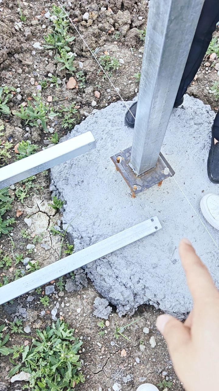 连栋大棚主立柱安装现场