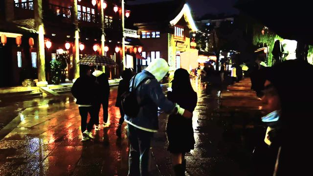 国庆黄金周第6天,打卡洛阳网红景区洛邑古城,下雨难阻游客游览热情