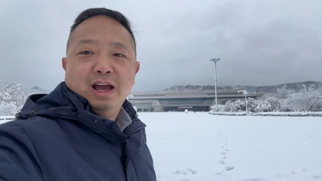 怀化迎来了2024年的第一场大雪,市区积雪10多公分