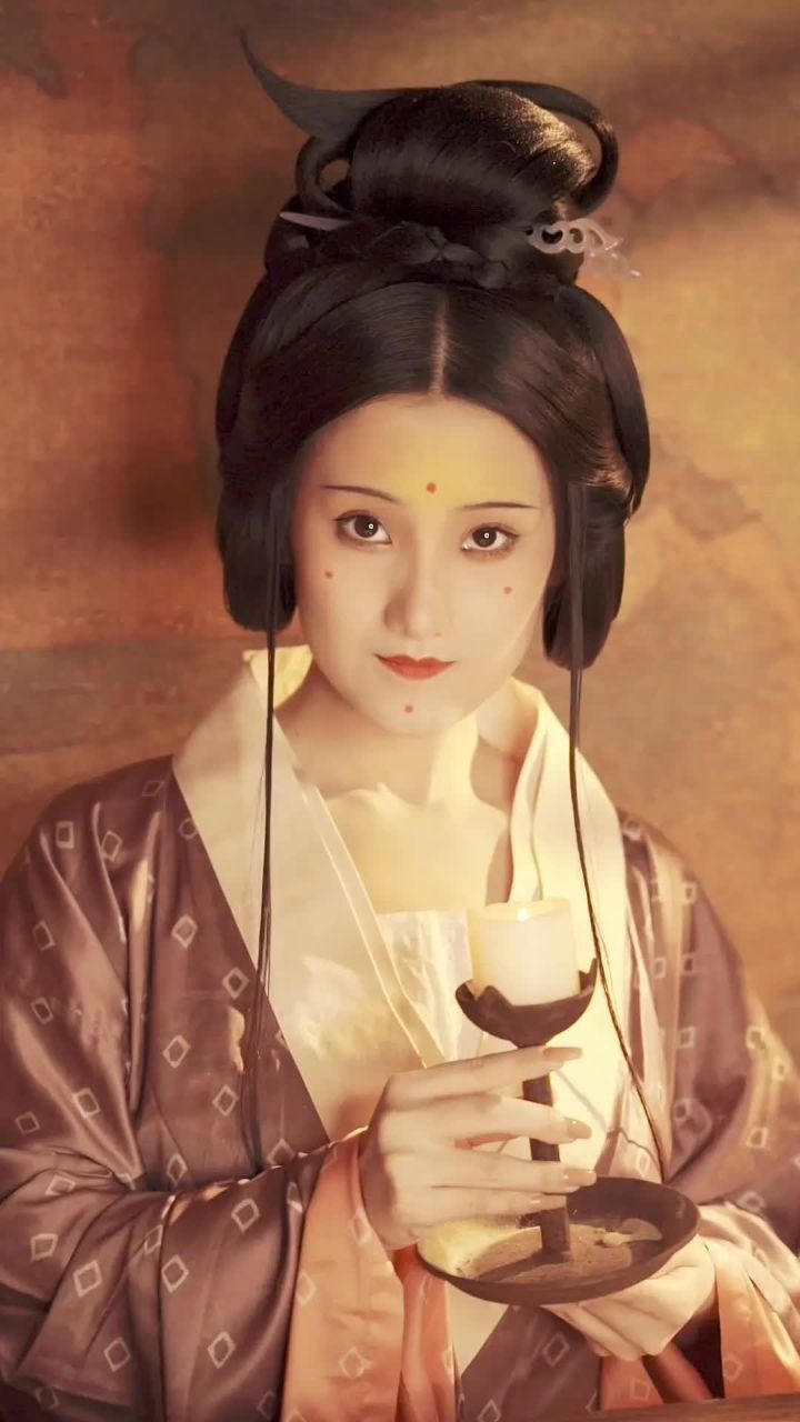 鹅黄妆,也称佛妆,凝聚了那个时代女性对生活的热爱和对自由的向往.