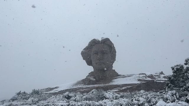 千里冰封万里雪飘,毛主席雕像在银装素裹中更显庄重也成为了最美的风景,雪花与雕像相映成趣,构成了一幅壮美的画卷.