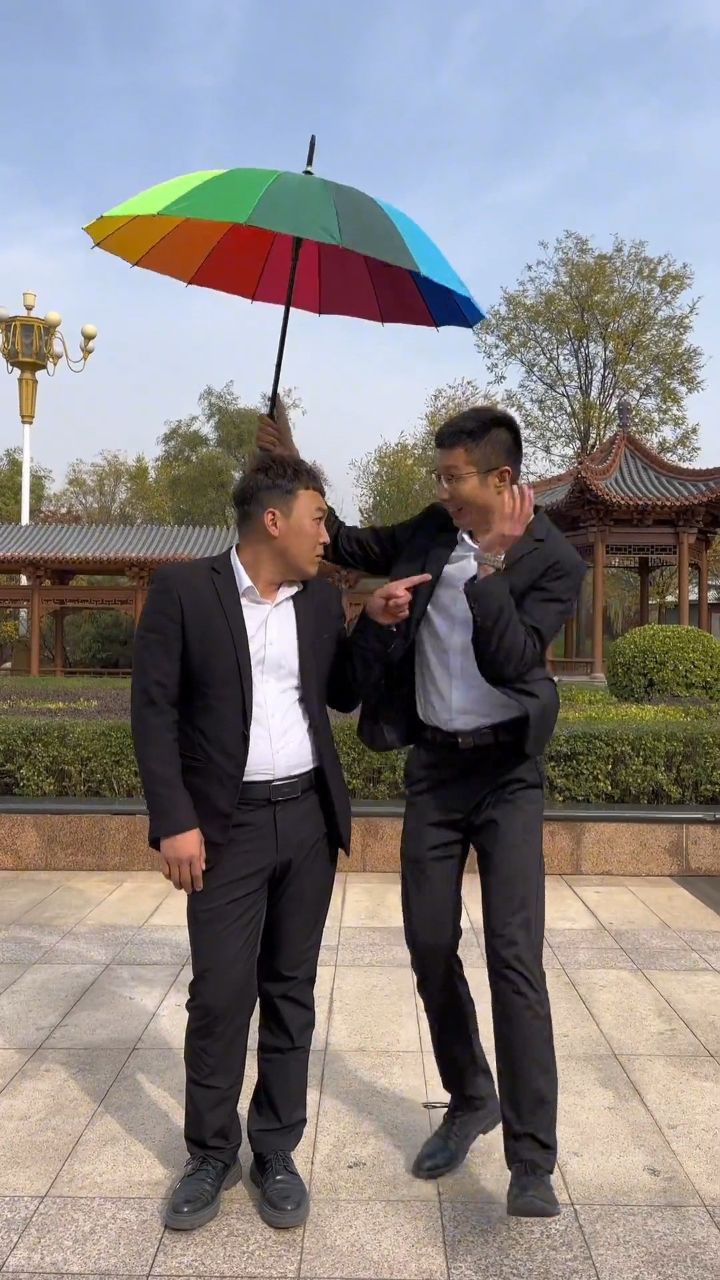 说这两朵花能不能采路边的野花不要采路边的野花不要采舞蹈打伞排骨哥