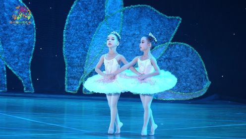 少儿群舞《希尔维亚 拨弦变奏》是一支芭蕾舞，两位小演员表现得实在是太棒啦！展现出芭蕾的轻盈优雅，同时配合的非常棒，带给观众视觉盛宴。