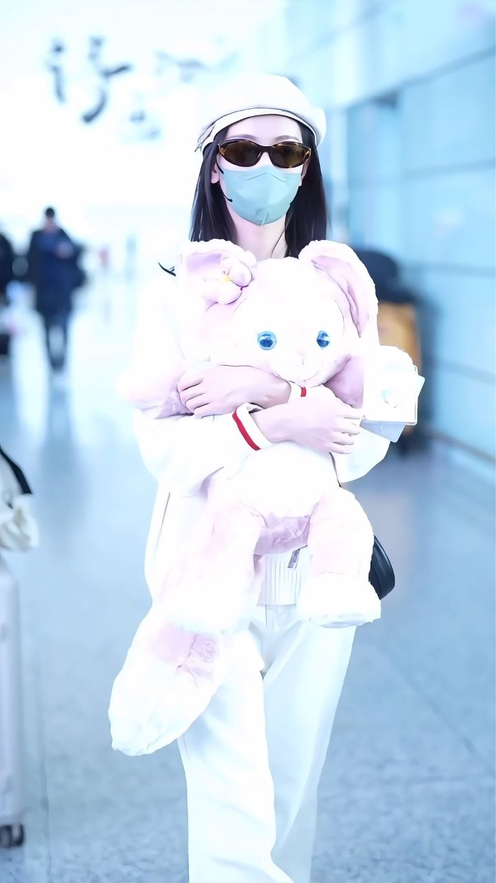 陈都灵机场出发,嘟嘟手抱粉色娃娃可爱靓丽