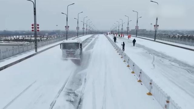 湖北:“融冰车”“雪滚车”高科技装备助力除冰扫雪