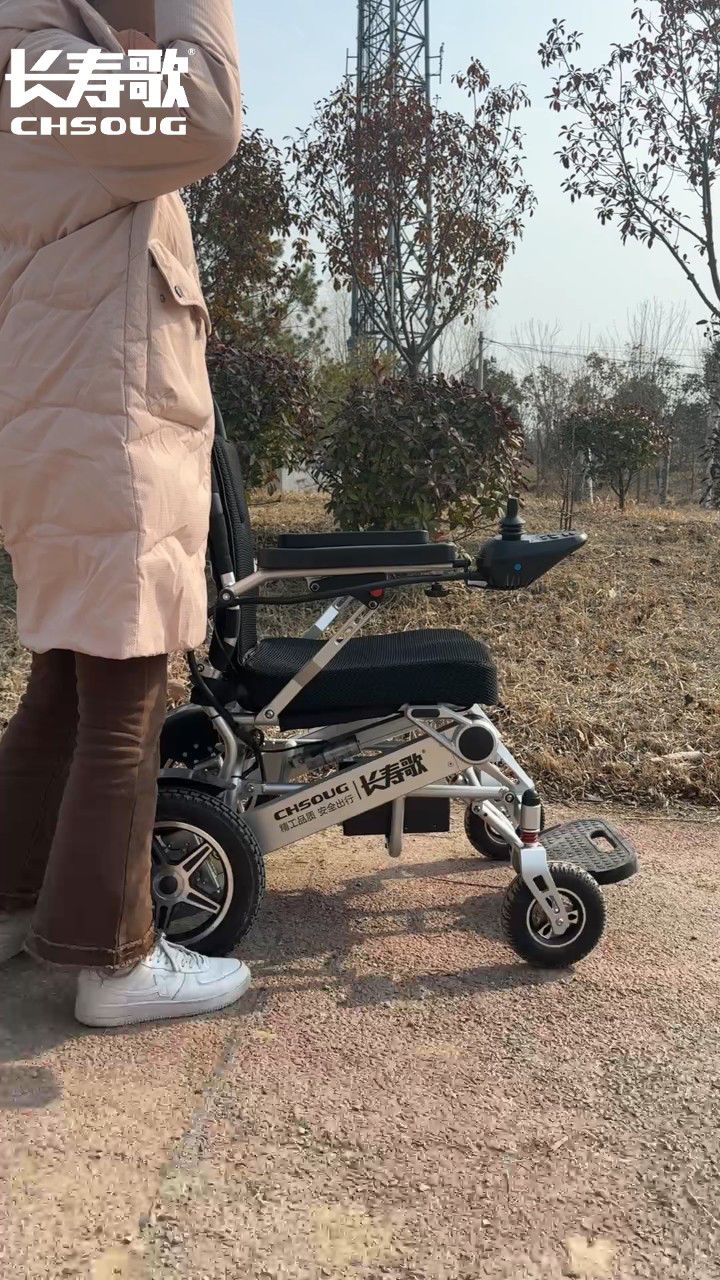 电动折叠款老人代步车,轻松放入汽车后备箱