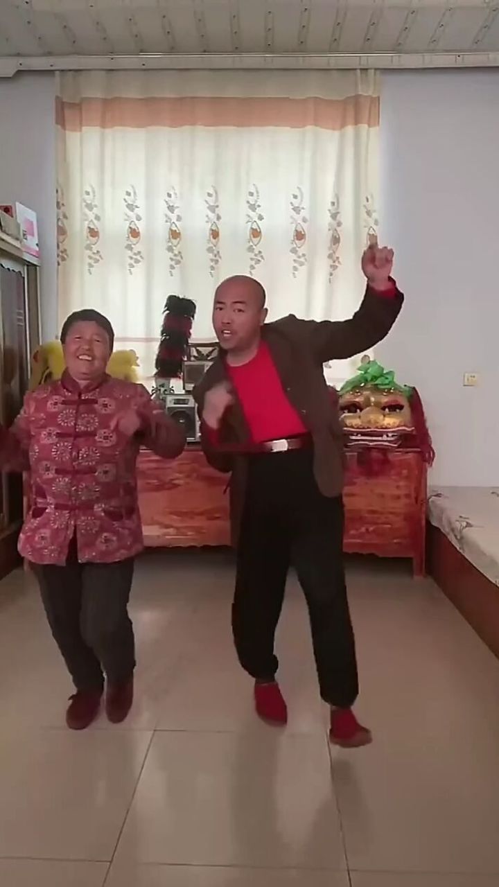 一直被模仿从未被超越,大哥这小舞步太魔性了,比赵四还赵四