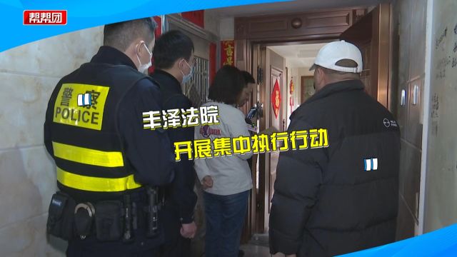 拖欠20余万劳务报酬未还 法官上门强制拘传 敦促被执行人还款