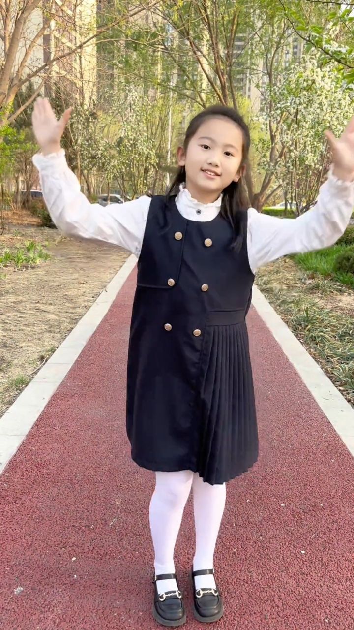 来交作业了,小杨同学昨天用十五分钟学的舞蹈好像还不错