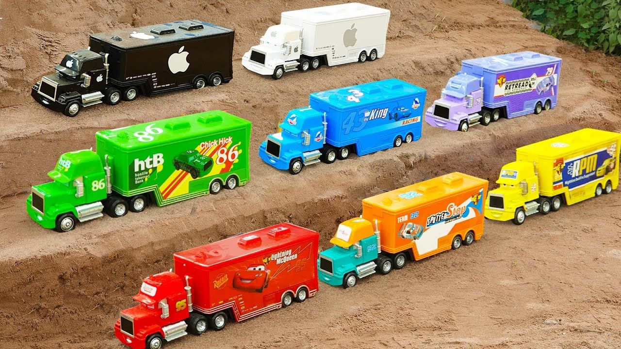 警车和工程车帮助汽车大货车的玩具故事,宝宝早教视频