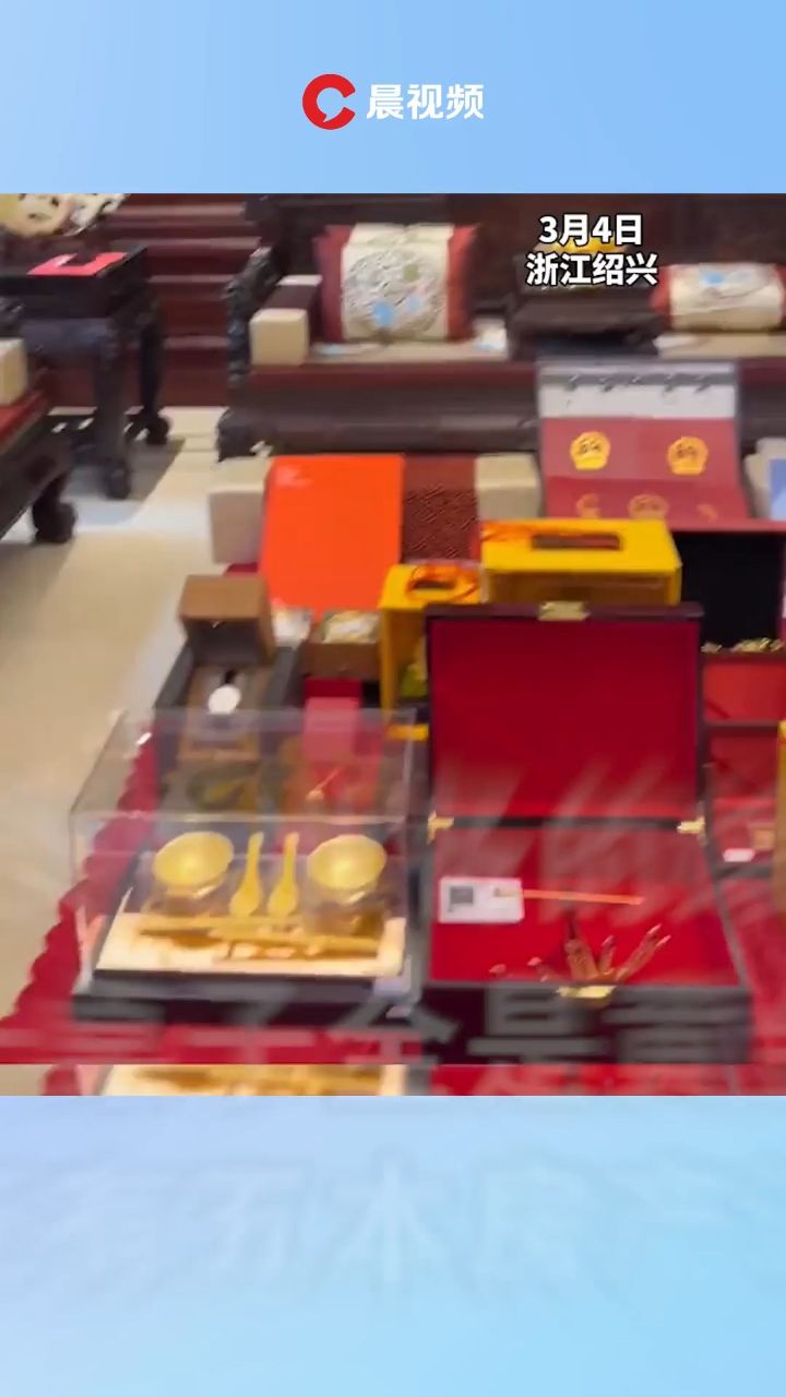 给女儿准备的嫁妆,一桌子全是黄金,还有五本房产证!