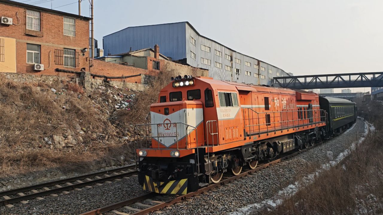hxn3b牵引0k551次运行在旅顺线