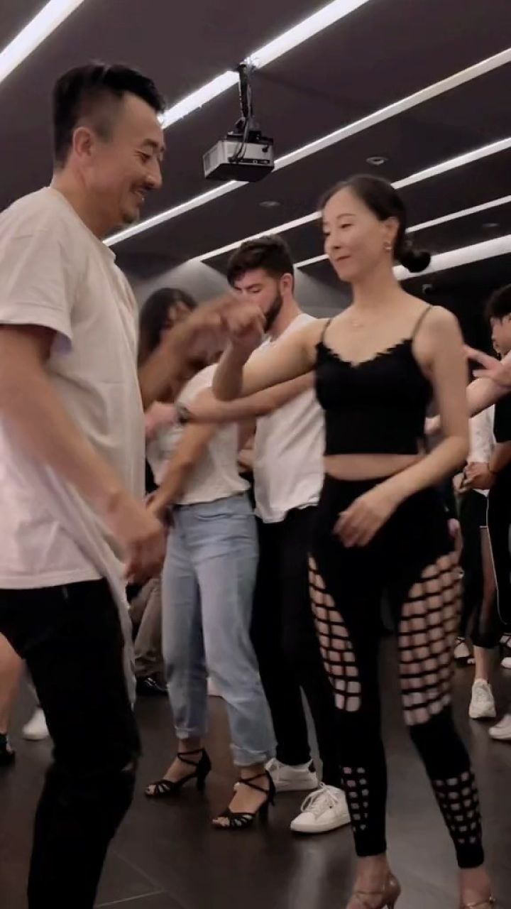 武汉salsa节我上过vivian老师的课,她不认识我,但我认识她