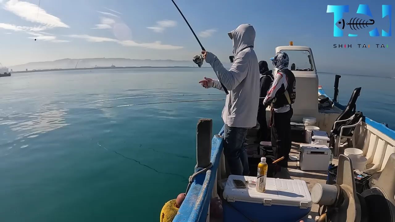 海钓矶钓,黑毛鱼大咬的渔情,拉都来不及,大弯弓爽歪歪