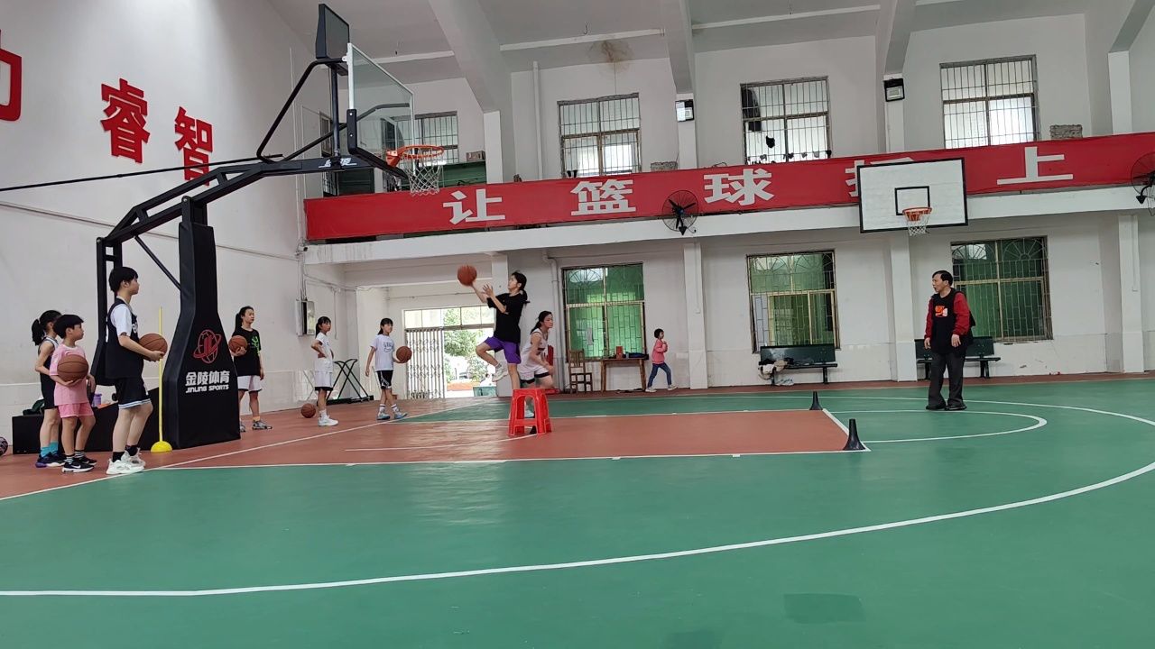 篮球训练场上篮练习