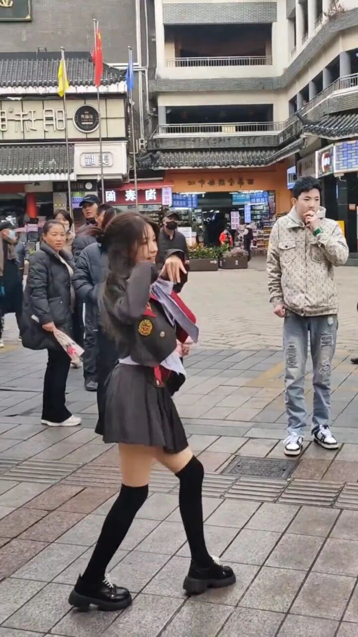 阿梓很可爱: 深圳老街东门实拍#阿梓不可爱 #户外舞蹈 #路人视角 #阿