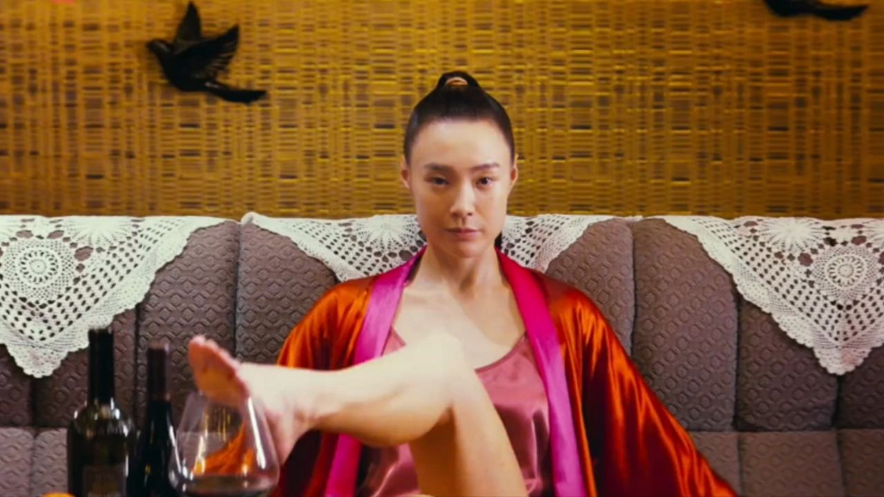 电影细节:弹吉他的女尊者不仅是演员,她生活中还是女模特