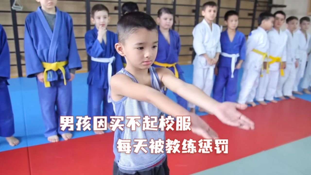 这个小男孩太可怜,每天辛苦打工要买校服.