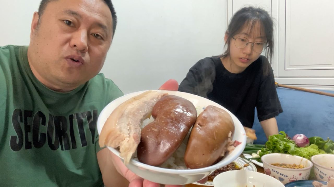 水煮猪腰子蘸酱油,一口腰子一口米饭,看大哥大口吃腰子过瘾解馋