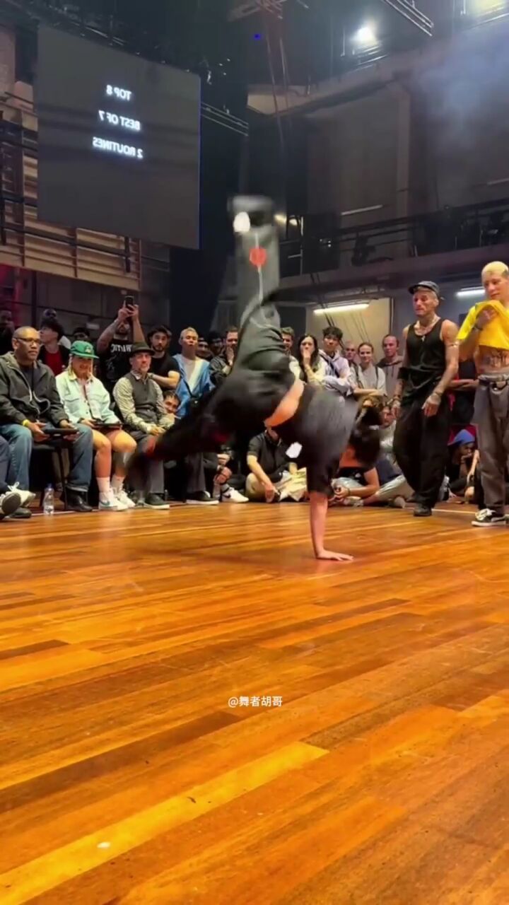 河南最强街舞女孩,舞技超群,直接秒杀老外!太赞了