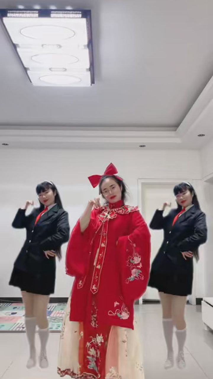 梨花香哪有我们香.#梨花香摇摆舞 #梨花哪有20岁香 #快来跳舞