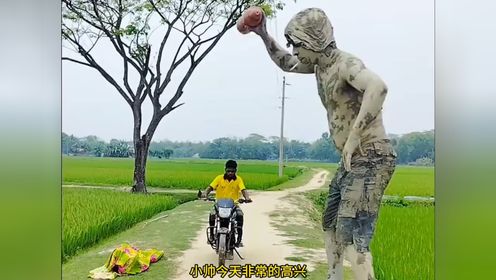 男子以为是个雕塑，不料两人一招声东击西，竟偷走了他的摩托车！