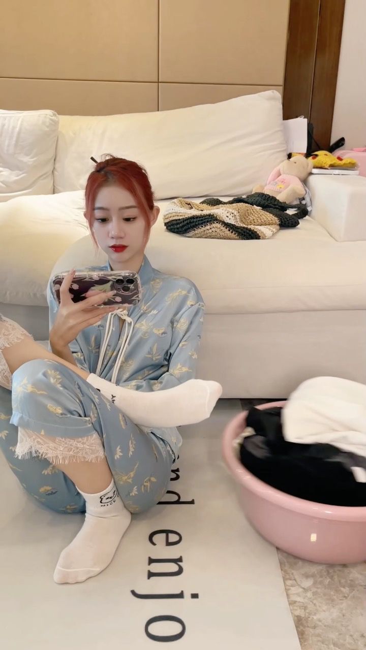 网红女神的逗趣瞬间:无厘头日常让人捧腹大笑