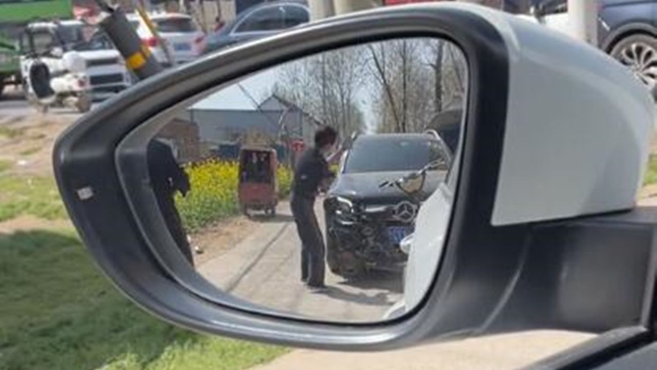 因路过时压到自家蒜苗,大妈拿石头猛砸奔驰车,徒手掰掉后视镜