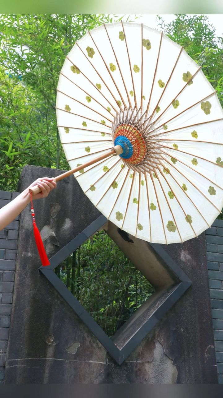 做了一把四叶草的油纸伞 #油纸伞#四叶草#非遗压花#传统文化#手工艺